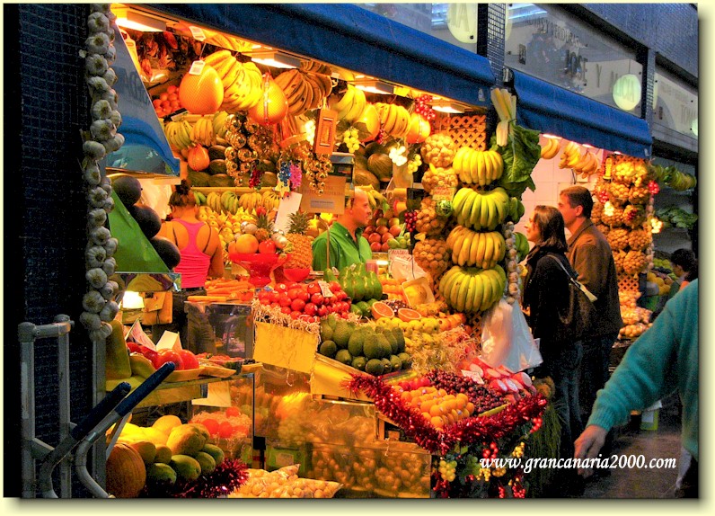 Arkivfoto fra en av de bugnende salgsbodene i El Mercado de Vegueta