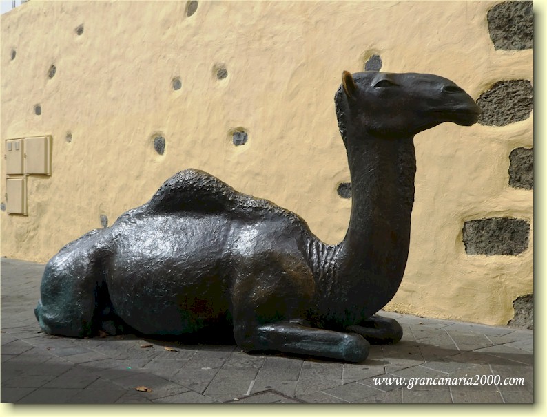 Et bilde som inneholder pattedyr, statue, grunn, utendrs

Automatisk generert beskrivelse