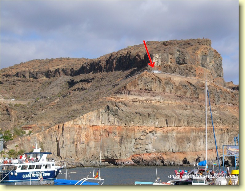 Kystveien - sett fra havna i Puerto de Mogn. 